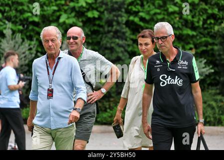 Singapur, Singapur. September 2024. (L bis R): Martin Reiss (SUI) Driver Manager mit Alessandro Alunni Bravi (ITA) sauber Managing Director und Team Representative. Formel-1-Weltmeisterschaft, Rd 18, Grand Prix von Singapur, Samstag, 21. September 2024. Marina Bay Street Circuit, Singapur. Quelle: James Moy/Alamy Live News Stockfoto