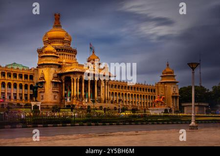 Bengaluru Karnataka Indien 8. September 2024 Karnataka Legislativgebäude Vidhana Soudha, in dem die Legislative Assembly aus Sicht von Dr. B. R. untergebracht ist Stockfoto