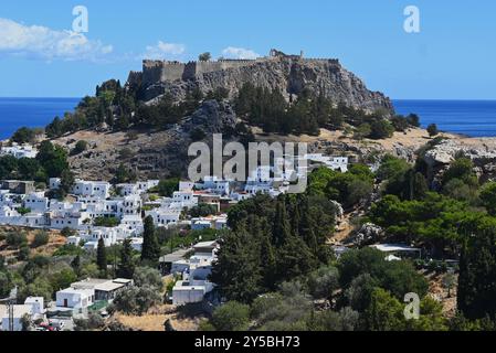 Griechische Inseln. Insel Rhodos, Griechenland. Lindos Akropolis - Burg. Lindos ist ein bildhaftes Dorf an der Südwestküste von Rhodos. Die Akropolis von Lindos sind die Ruinen eines bedeutenden hellenistischen Heiligtums und einer mittelalterlichen Burg in der griechischen Stadt Lindos im Süden von Rhodos *** griechische Inseln Rhodos Insel, Griechenland Lindos Akropolis Lindos Castle ist ein malerisches Dorf an der Südwestküste von Rhodos die Akropolis von Lindos ist die Ruine eines bedeutenden hellenistischen Heiligtums und mittelalterlichen Schlosses in der griechischen Stadt Lindos im Süden von Rhodos Stockfoto