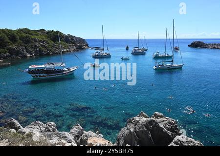 Griechische Inseln. Insel Rhodos, Griechenland. Die Anthony-Quinn-Bay, auch Vagies Bucht genannt, befindet sich an der Ostküste der griechischen Insel. Sie liegt rund 15 km von der Stadt Rhodos und drei km von Faliraki entfernt - in Richtung Lindos bei Ladiko. Es handelt sich um eine der bekanntesten Buchten von Rhodos, ein teils hoch frequentierter Hotspot *** griechische Inseln Rhodos Island, Griechenland Anthony Quinn Bay, auch bekannt als Vagies Bay, liegt an der Ostküste der griechischen Insel und ist etwa 15 Kilometer von Rhodos und drei Kilometer von Faliraki in Th entfernt Stockfoto