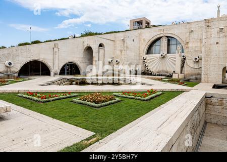 Jerewan, Armenien - 28. Juli 2024: Blumenbeete und Grünrasen am Kaskadendenkmal in Jerewan am Sommertag Stockfoto