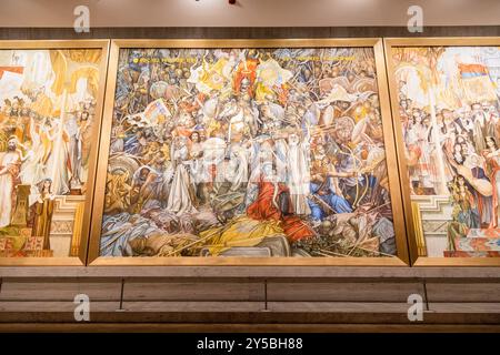 Jerewan, Armenien - 28. Juli 2024: Historisches Triptychon-Wandgemälde von Grigor Khanjyan in der Khanjyan-Galerie im Cafesjian Center for the Artsin Cascade monu Stockfoto