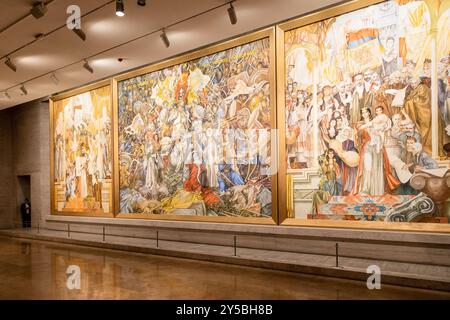 Jerewan, Armenien - 28. Juli 2024: halle mit historischem Triptychon-Wandgemälde von Grigor Khanjyan in der Khanjyan-Galerie im Cafesjian-Zentrum für Kunst in Kaskade m Stockfoto