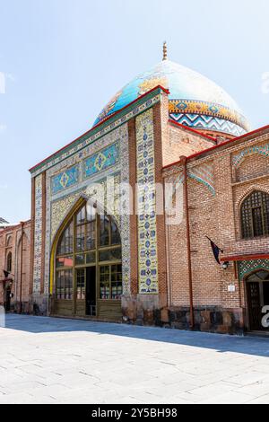 Jerewan, Armenien - 28. Juli 2024: Fassade der Blauen Moschee in Jerewan an sonnigen Sommertagen Stockfoto