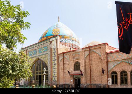 Jerewan, Armenien - 28. Juli 2024: Blick auf die Blaue Moschee und die schwarze Flagge in Jerewan Stadt an sonnigen Sommertagen Stockfoto