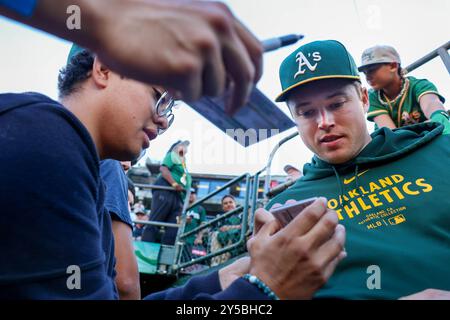 San Jose, USA. September 2024. Oakland Athletics Pitcher Mason Miller unterzeichnet Autogramme an Fans, bevor er am 4. September 2024 im Coliseum in Oakland, Kalifornien, gegen die Seattle Mariners antritt. (Foto: Ray Chavez/Bay Area News Group/TNS/SIPA USA) Credit: SIPA USA/Alamy Live News Stockfoto