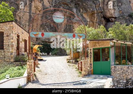 Areni, Armenien - 3. August 2024: Tor der Stätte Areni - 1 Höhlenausgrabungskomplex, Armenien am Sommertag Stockfoto