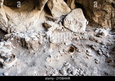 Areni, Armenien - 3. August 2024: In Areni - 1 Höhlengrabungskomplex, Armenien am Sommertag Stockfoto