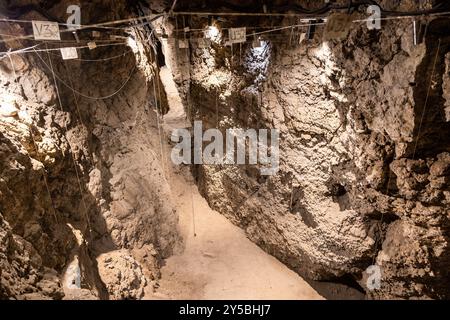 Areni, Armenien - 3. August 2024: Passage in Areni - 1 Höhlengrabungskomplex, Armenien am Sommertag Stockfoto