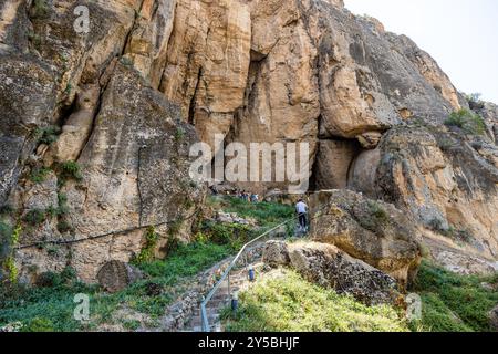 Areni, Armenien - 3. August 2024: Weg nach Areni - 1 Höhlengrabungskomplex, Armenien am Sommertag Stockfoto