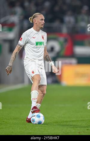 Augsburg, Deutschland. September 2024. Fußball: Bundesliga, FC Augsburg - FSV Mainz 05, Spieltag 4, WWK-Arena. Augsburgs Marius Wolf in Aktion. Hinweis: Harry langer/dpa - WICHTIGER HINWEIS: Gemäß den Vorschriften der DFL Deutschen Fußball-Liga und des DFB Deutschen Fußball-Bundes ist es verboten, im Stadion und/oder des Spiels aufgenommene Fotografien in Form von sequenziellen Bildern und/oder videoähnlichen Fotoserien zu verwenden oder zu verwenden./dpa/Alamy Live News Stockfoto