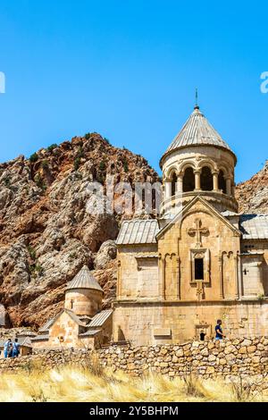 Noravank, Armenien - 3. August 2024: Blick auf das Kloster Noravank von einem Zaun in den Provinzen Vayots Dzor, Armenien an sonnigen Sommertagen Stockfoto