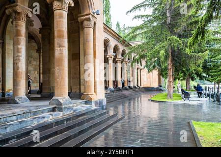 Jermuk, Armenien - 3. August 2024: Kolonnade der Mineralwassergalerie in der Ferienstadt Jermuk an verregneten Sommertagen Stockfoto