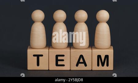 Führung und Konzept des Teamleiters. Wortgruppe auf Holzblock, Holzfigur auf Holzblock mit TEAM. Beziehungen zwischen Zusammenarbeit und l Stockfoto