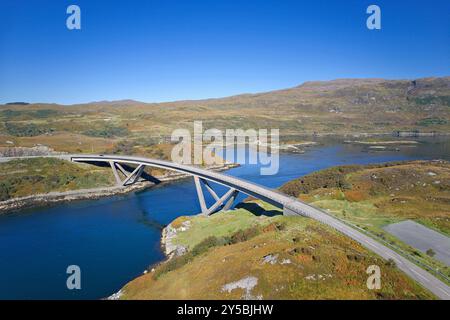 Kylesku Bridge Sutherland Scotland die Betonbrücke über die blauen Lochs im Spätsommer Stockfoto