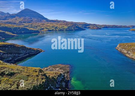 Kylesku Bridge Sutherland Scotland Blick von der Betonbrücke über Loch A Chairn Bhain im Spätsommer Stockfoto