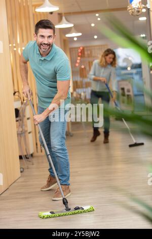 Ein junges Paar, das Hausarbeit und Hausarbeit macht Stockfoto