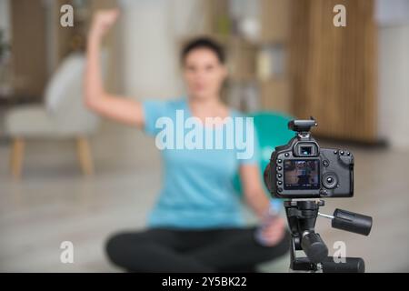 Junger Yogalehrer, der Tutorial vor der Kamera aufnimmt Stockfoto