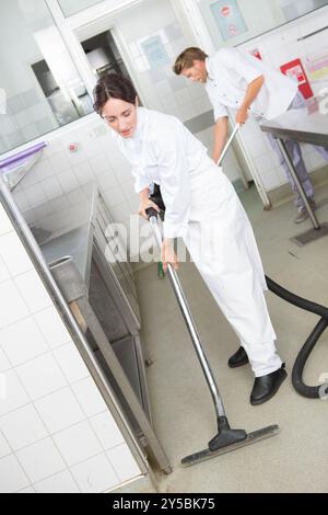Das Küchenpersonal reinigt den Boden Stockfoto
