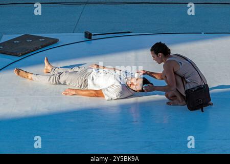 Zirkusshow „Ven“ von der Firma „Si Seul“. Amphitheater des Hafens von Colombiers. Show als Teil der Bühne in Herault. Occitanie, Frankreich Stockfoto