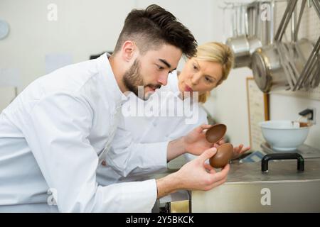Portrait der Arbeitnehmer Schokolade Eier Stockfoto