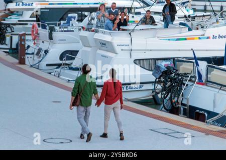 Zirkusshow „Ven“ von der Firma „Si Seul“. Amphitheater des Hafens von Colombiers. Show als Teil der Bühne in Herault. Occitanie, Frankreich Stockfoto