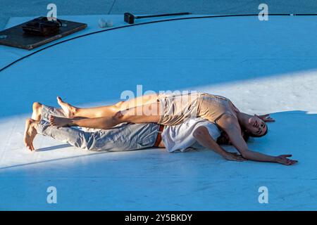 Zirkusshow „Ven“ von der Firma „Si Seul“. Amphitheater des Hafens von Colombiers. Show als Teil der Bühne in Herault. Occitanie, Frankreich Stockfoto