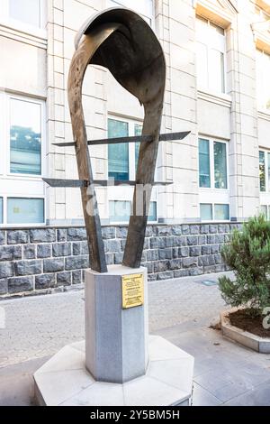 Jerewan, Armenien - 10. August 2024: Denkmal für den armenischen DRAM, gewidmet dem 25. Jahrestag der armenischen Währung - DRAM, auf der Straße in Jerewan Stadt Stockfoto