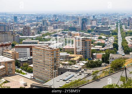 Jerewan, Armenien - 11. August 2024: Blick über den Apartmenthäusern im zentralen Stadtteil Kentron in Jerewan vom Victory Park an sonnigen Sommertagen Stockfoto