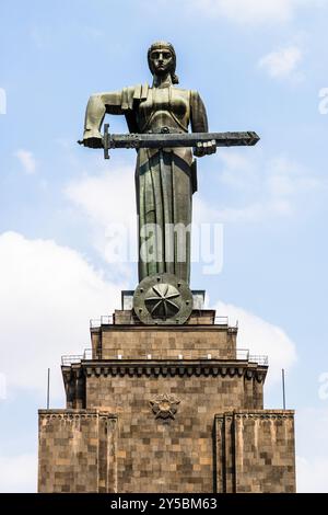 Jerewan, Armenien - 11. August 2024: Denkmal der Mutter Armenien zu Ehren des Sieges der Sowjetunion im Großen Vaterländischen Krieg im Siegespark in YE Stockfoto