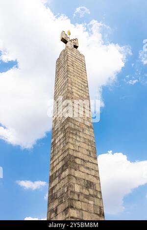 Jerewan, Armenien - 11. August 2024: Denkmal zum 50. Jahrestag der Oktoberrevolution in Jerewan am sonnigen Sommertag Stockfoto