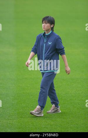 Crawley, Großbritannien. September 2024. Crawley, England, 21. September 2024: Honoka Hayashi (6 Everton) inspiziert das Feld vor dem Spiel der Barclays FA Womens Super League zwischen Brighton und Hove Albion und Everton im Broadfield Stadium, Crawley. (Tom Phillips/SPP) Credit: SPP Sport Press Photo. /Alamy Live News Stockfoto