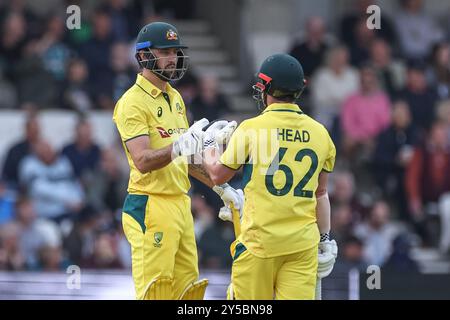 Travis Head of Australia trifft Matthew kurz vor Australien, nachdem er während des zweiten Metro Bank One Day International England gegen Australien auf dem Headingley Cricket Ground, Leeds, Großbritannien, 21. September 2024 eine sechs geschlagen hatte (Foto: Mark Cosgrove/News Images) Stockfoto