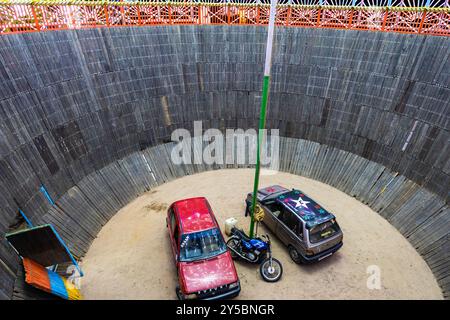 Well of Death oder maut ka kuan mit Fahrrad und Autos am Abend Video wird auf der jodhpur lokalen Messe rajasthan indien am 19. August 2024 aufgenommen. Stockfoto