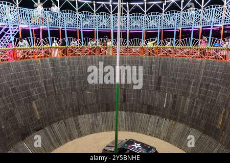 Well of Death oder maut ka kuan Show am Abend Video wird auf der jodhpur lokalen Messe rajasthan indien am 19. August 2024 aufgenommen. Stockfoto