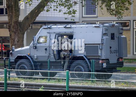 Hannover, Deutschland. September 2024. Polizeibeamte stehen in der Lavesallee während einer großen Übung des Polizeipräsidiums Hannover. Die Polizei Hannover hat in Zusammenarbeit mit mehreren Behörden das Szenario eines Terroranschlags geschult. Quelle: OLE Spata/dpa/Alamy Live News Stockfoto