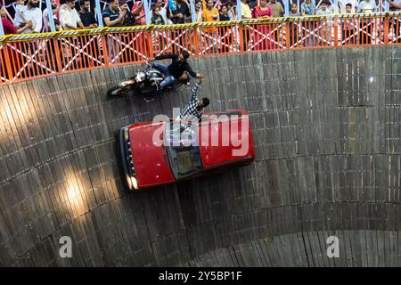 Well of Death oder maut ka kuan Show mit Auto und Fahrrad Stunt am Abend Video wird auf der jodhpur lokalen Messe rajasthan indien am 19. August 2024 aufgenommen. Stockfoto