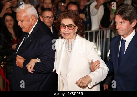 Mailand, Italien. Oktober 2022. Foto Alessandro Bremec/LaPresse10-10-2022 Milano, Italia - Cronaca - Sophia Loren al Red Carpet del Sophia Loren Restaurant. Sophia Loren 10. Oktober 2022 Milano Italien - Nachrichten - Sophia Loren auf dem roten Teppich des Restaurants Sophia Loren. Sophia Loren Credit: LaPresse/Alamy Live News Stockfoto