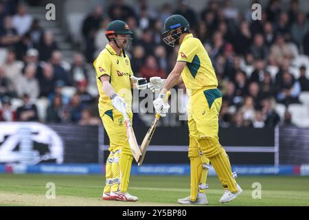 Matthew kurz vor Australien schlägt mit Travis Head of Australia, nachdem er beim zweiten Metro Bank One Day International England gegen Australien auf dem Headingley Cricket Ground, Leeds, Großbritannien, 21. September 2024 eine vier geschlagen hatte (Foto: Mark Cosgrove/News Images) Stockfoto