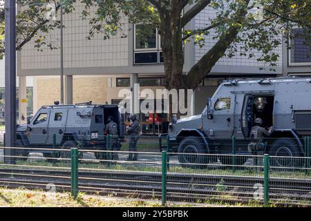 Hannover, Deutschland. September 2024. Polizeibeamte stehen in der Lavesallee während einer großen Übung des Polizeipräsidiums Hannover. Die Polizei Hannover hat in Zusammenarbeit mit mehreren Behörden das Szenario eines Terroranschlags geschult. Quelle: OLE Spata/dpa/Alamy Live News Stockfoto