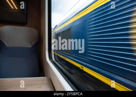 Zwei Personenzüge, die sich durch das Fenster fahren, Großbritannien Stockfoto