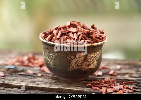 Rote Sandelholzspäne in einer Metallschale draußen Stockfoto