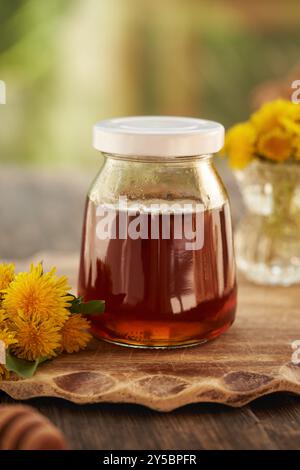 Löwenzahn Honig im Glas draußen Stockfoto