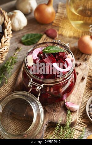 Zubereitung von fermentiertem Rübenkwass in einem Glas aus frischer Rote Bete, Zwiebeln, Knoblauch und Gewürzen Stockfoto