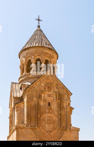 turm der Surb Astvatsatsin (Heilige Mutter Gottes) Kirche im Noravank Kloster in der Provinz Vayots Dzor, Armenien an sonnigen Sommertagen Stockfoto