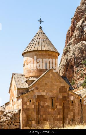 Das Gebäude der Surb Karapet (St. Johannes der Täufer) Kirche im Noravank Kloster in der Provinz Vayots Dzor, Armenien an sonnigen Sommertagen Stockfoto