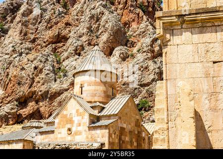 Surb Karapet (St. Johannes der Täufer) Kirche im Noravank Kloster in den Provinzen Vayots Dzor, Armenien an sonnigen Sommertagen Stockfoto