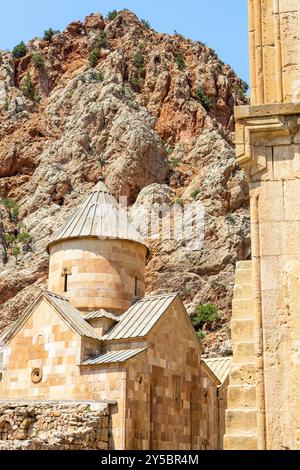 Surb Karapet (St. Johannes der Täufer) Kirche im Noravank Kloster im Noravank Canyon in den Provinzen Vayots Dzor, Armenien an sonnigen Sommertagen Stockfoto