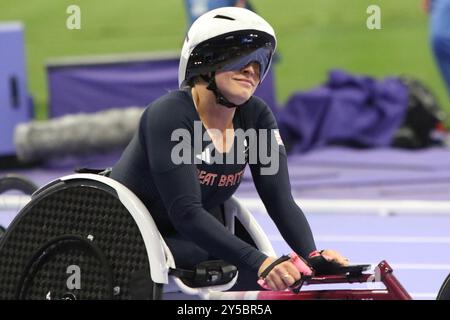 Sammi (Samantha) Kinghorn von Großbritannien gewann Gold im Rollstuhl-Finale der Frauen 100 m - T53 im Stade de France bei den Paralympischen Spielen 2024 in Paris. Stockfoto