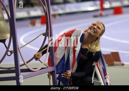 Sammi (Samantha) Kinghorn von Großbritannien feiert und läutet die Glocke, nachdem er Gold im Rollstuhl-Finale der Frauen 100 m - T53 im Stade de France bei den Paralympischen Spielen 2024 in Paris gewonnen hat. Stockfoto
